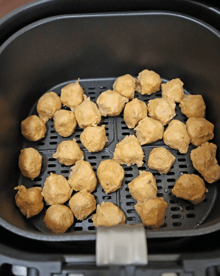 arrange meatballs in air fryer