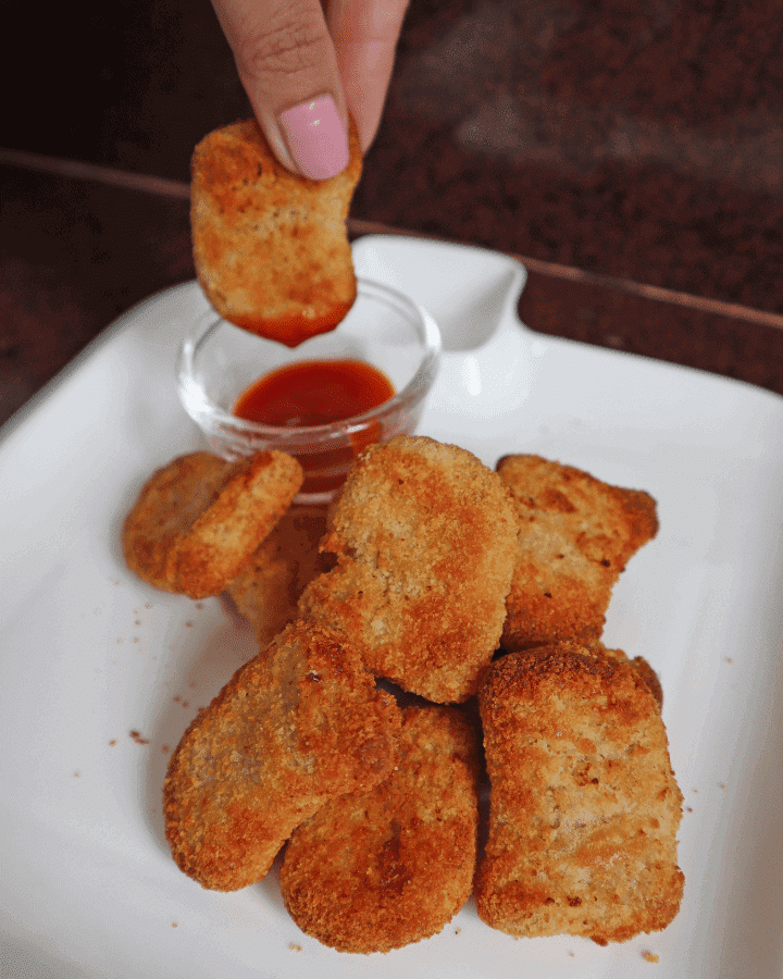 dip chicken nuggets with sauce