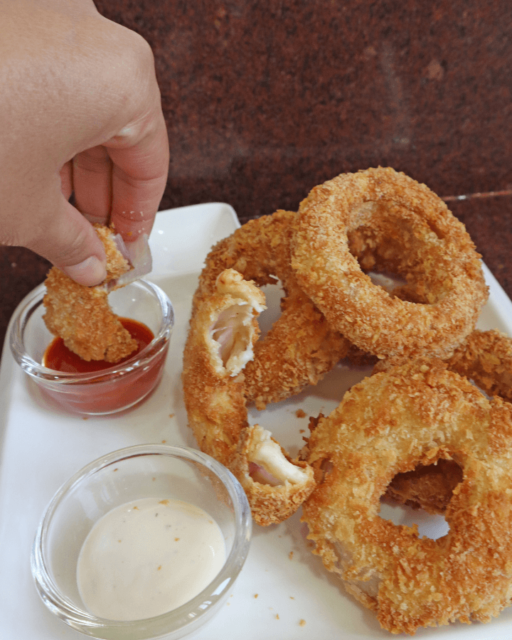 dip onion rings with sauce