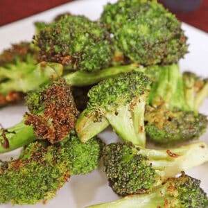 air fryer broccolis featured