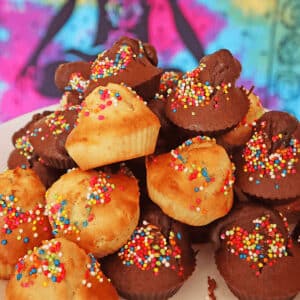 air fryer cupcakes featured
