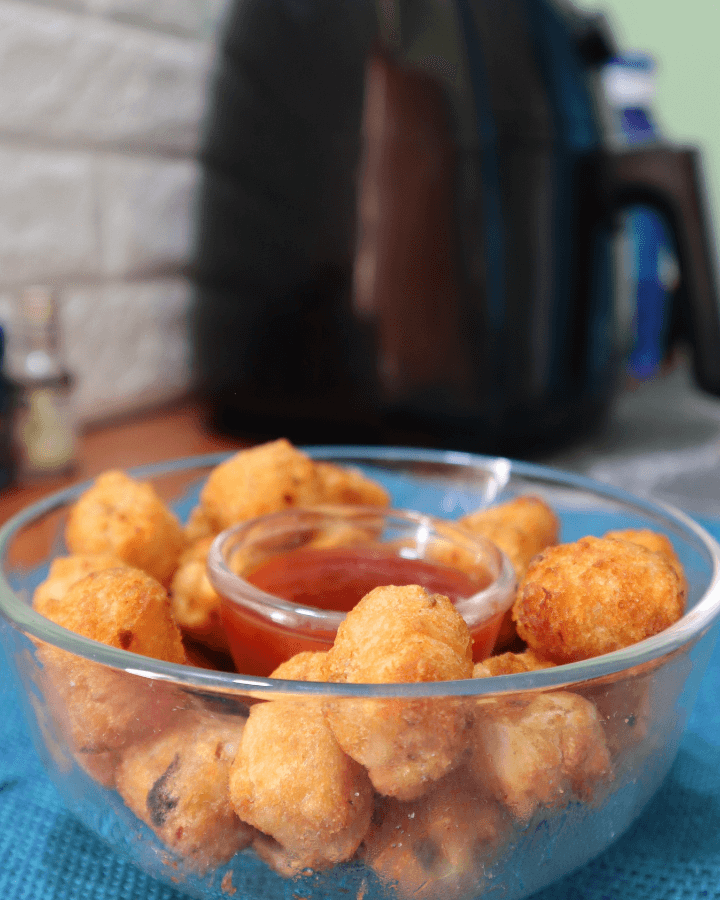 tater tots with dipping sauce