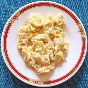 air fryer scrambled eggs featured