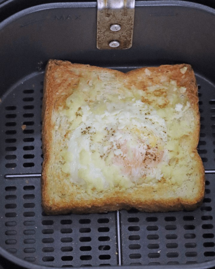 cooked egg toast from basket