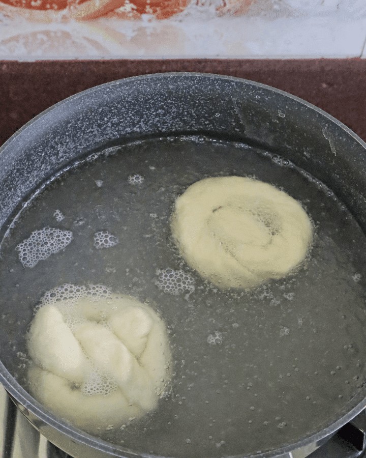 pretzels in boiling water