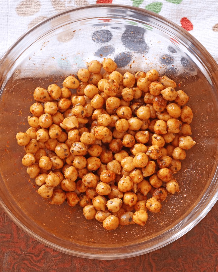 mix spices and chickpeas